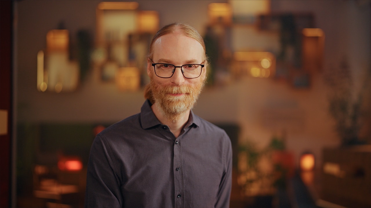 Jens Bergensten, directeur créatif de Mojang, sur le plateau du Minecraft LIVE